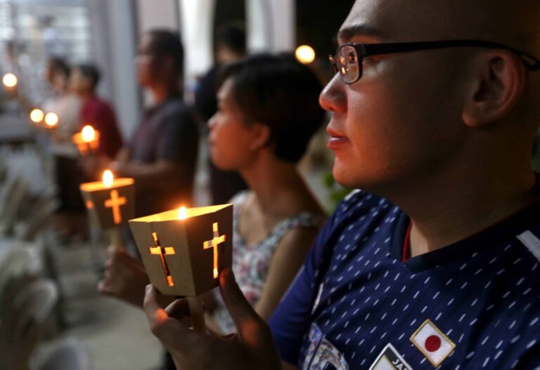 Malasia, 20 de abril de 2019. Católicos sostienen velas durante la Vigilia Pascual.