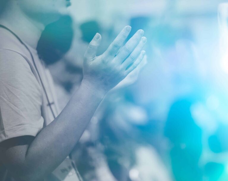 Hombre orando y adorando a Dios en la iglesia. Hombre con las manos levantadas.