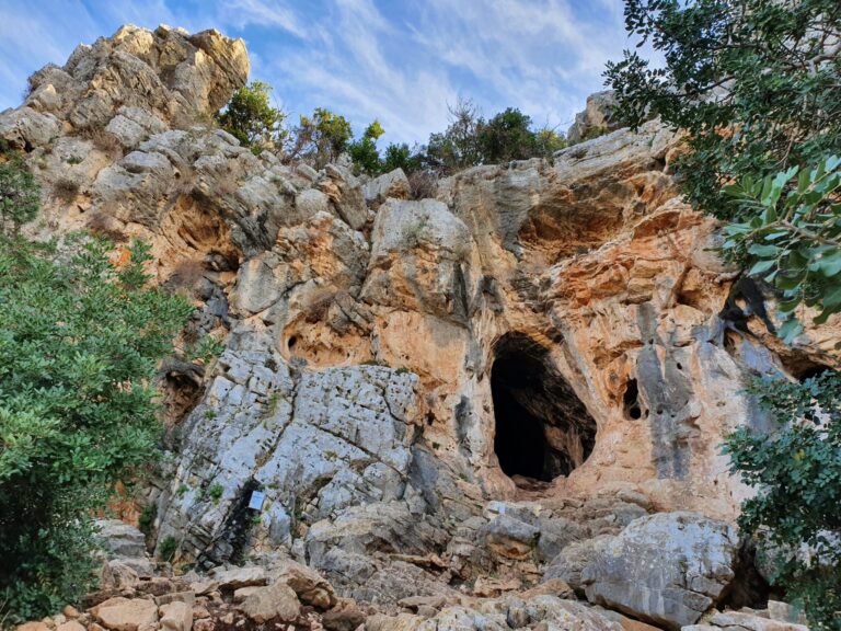 Gran cueva en la roca