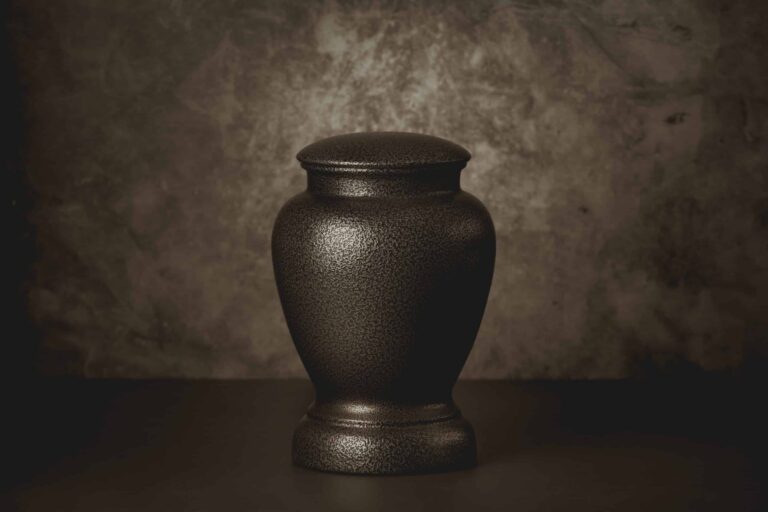 Urna de cremación con tono sepia